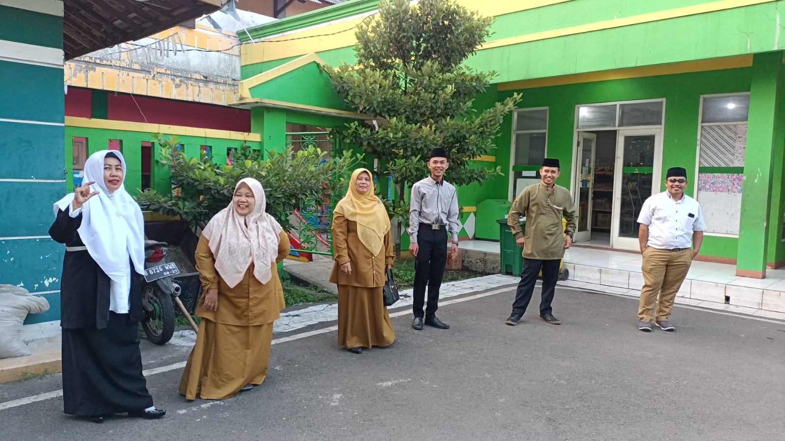 Guru & Staff sekolah saat apel pagi tiap hari senin