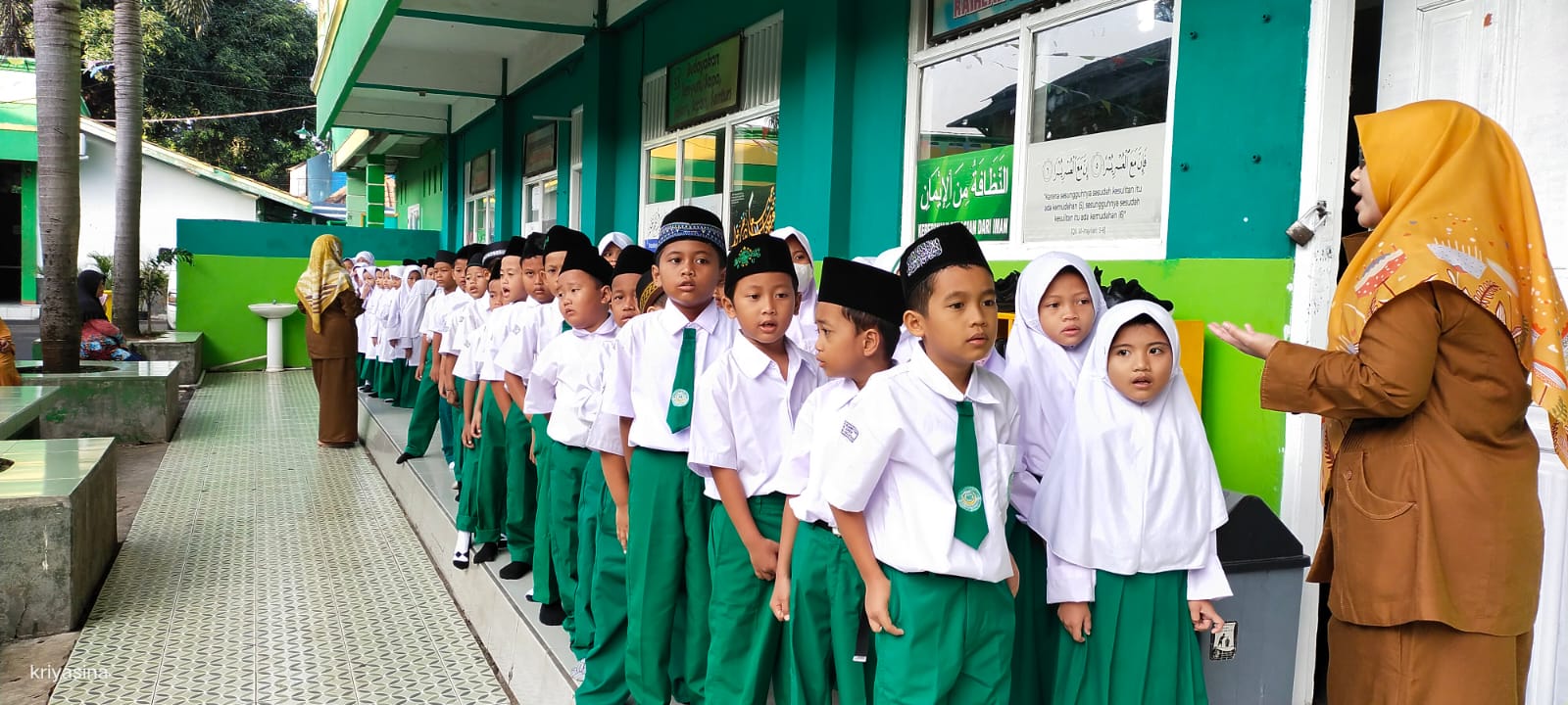 Siswa dan siswi antri