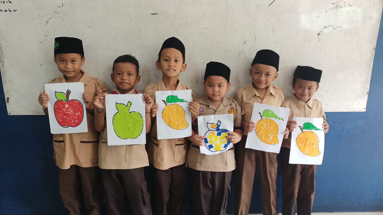 Siswa menggambar buah-buahan yang disukainya